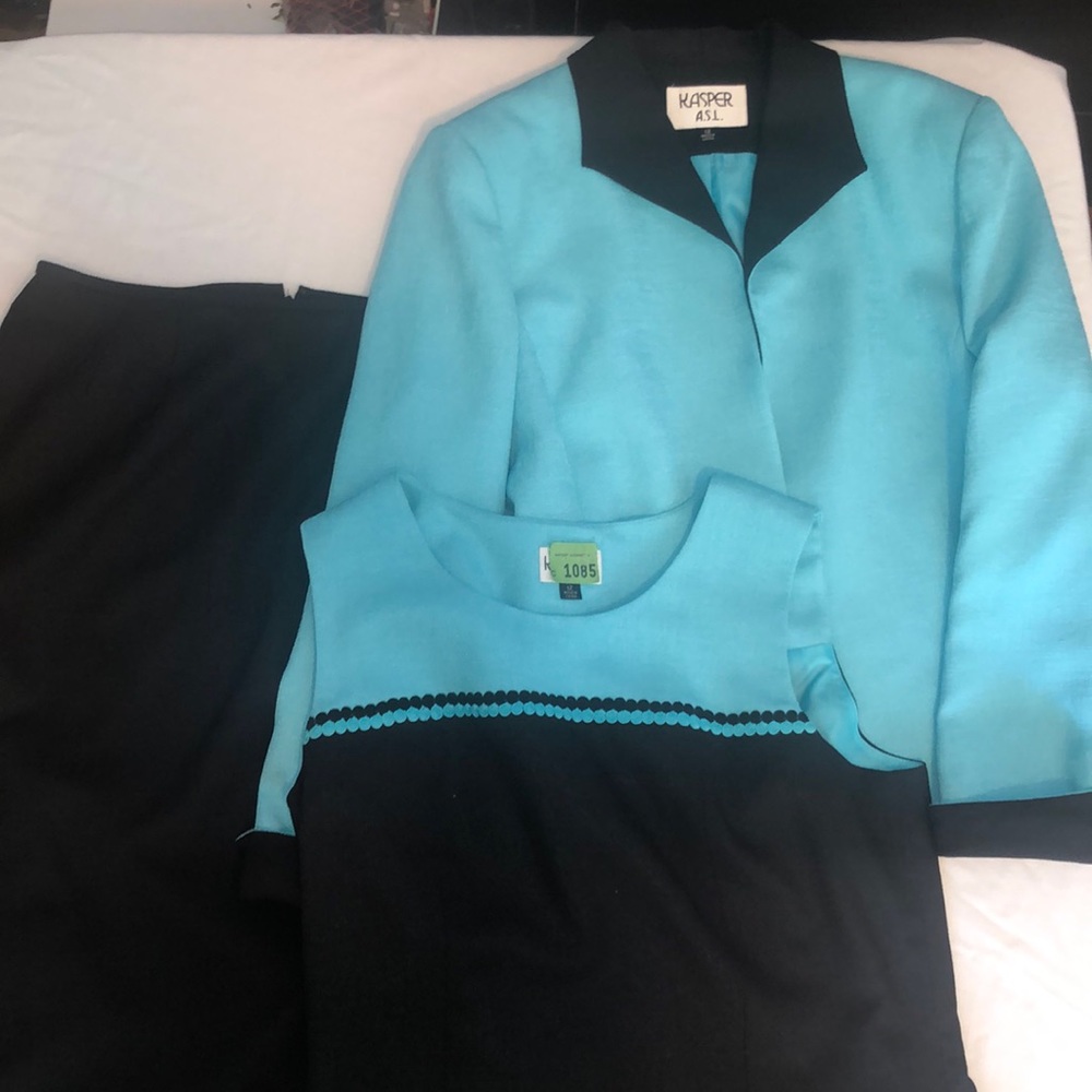 Kasper ladies 3 piece suit